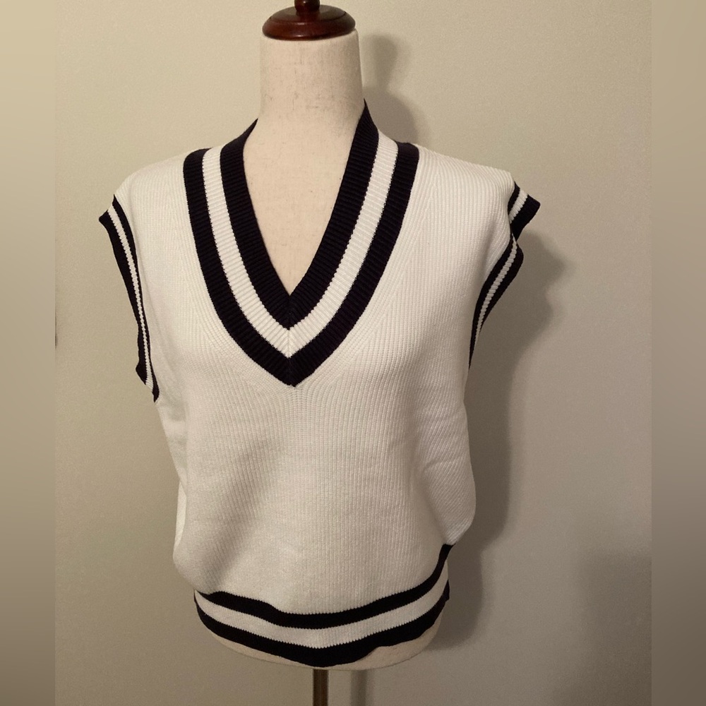 Classic White and Navy Women’s Sweater Vest. Size M/L. NWOT